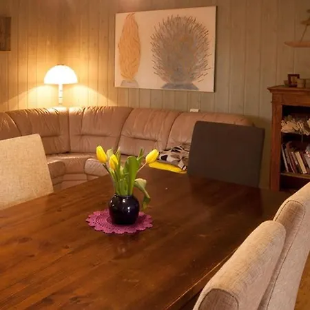 Kivijueri Kuelalistemaja Guest house Kardla